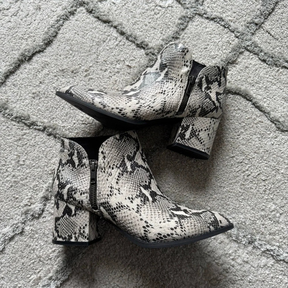 Seychelles Chaparral Leather Snake Print Side Zip Ankle Boots black cream 8.5 - Picture 5 of 12